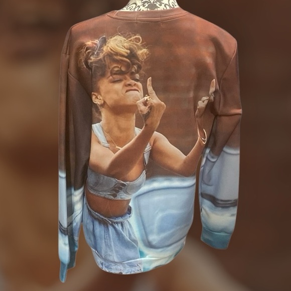New Rihanna Graphic print Sweatshirt Size XL Unisex - Picture 4 of 7